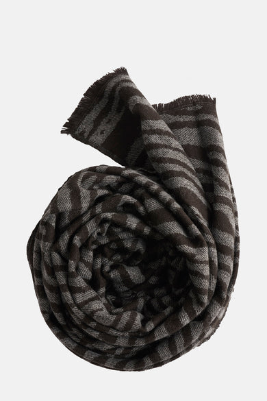 Écharpe noire à rayures de ONLY, avec franges décoratives et motif tissé.