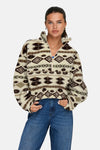 Multikleurige fleece van ONLY, met grafische print, gedragen met een blauwe jeans en witte schoenen