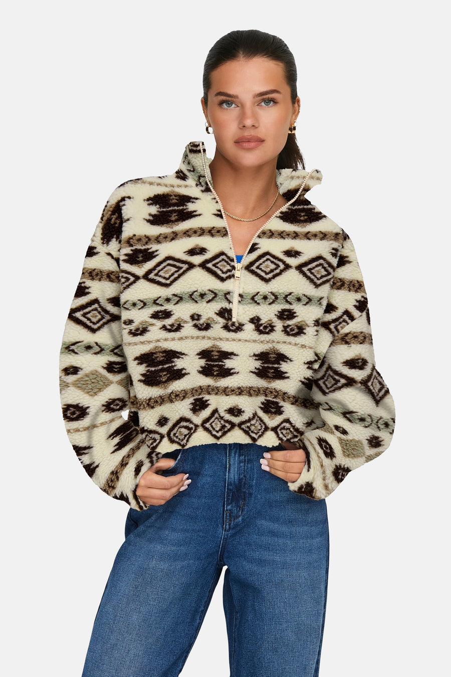Multikleurige fleece van ONLY, met grafische print, gedragen met een blauwe jeans en witte schoenen