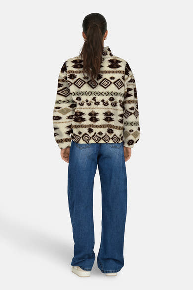 Polaire multicolore de ONLY, avec motif graphique, porté avec un jean bleu et des chaussures blanches