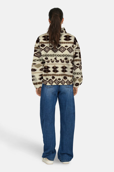 Polaire multicolore de ONLY, avec motif graphique, porté avec un jean bleu et des chaussures blanches