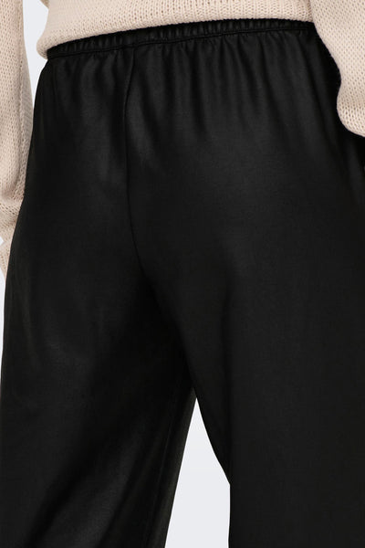 Pantalon noir de ONLY, avec une taille élastiquée et une texture lisse.
