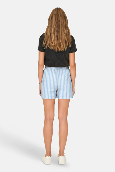 Short rayé bleu clair et blanc de ONLY®, avec taille élastique, porté de dos par une femme.