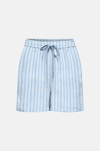 Short bleu de ONLY® à rayures verticales blanches, avec un cordon de serrage noué, en tissu texturé.