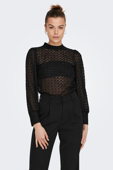 Zwarte blouse met lange mouwen van JDY, met ajourpatroon en opstaande kraag, gedragen met een zwarte broek.