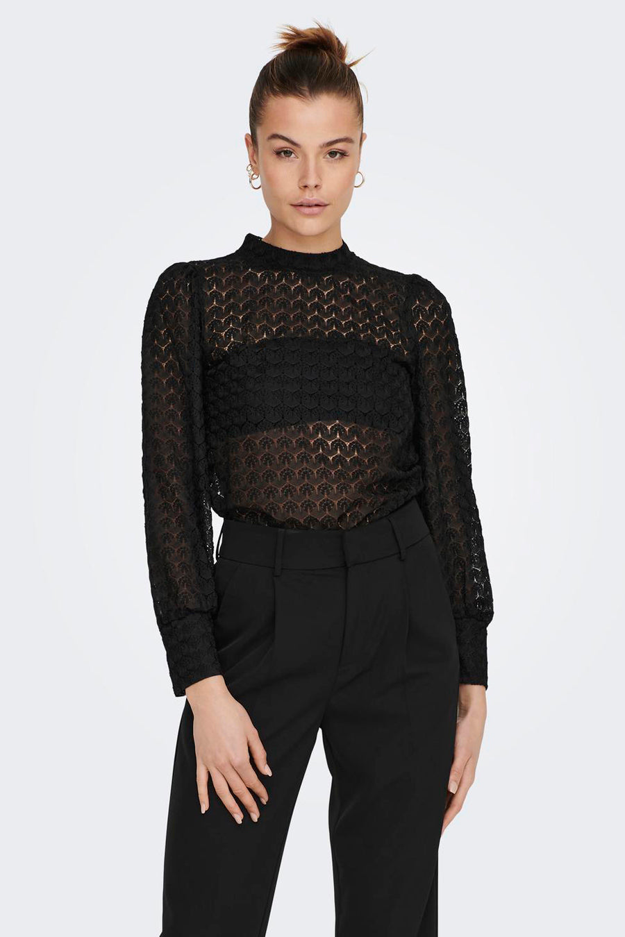 Zwarte blouse met lange mouwen van JDY, met ajourpatroon en opstaande kraag, gedragen met een zwarte broek.
