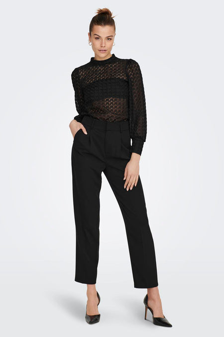 Chemisier noir à manches longues de JDY, avec une texture transparente à motifs géométriques, porté avec un pantalon noir.
