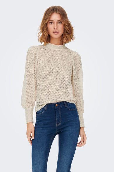 Beige blouse met lange mouwen van JDY, met een ajourpatroon en gedragen met een blauwe jeans.