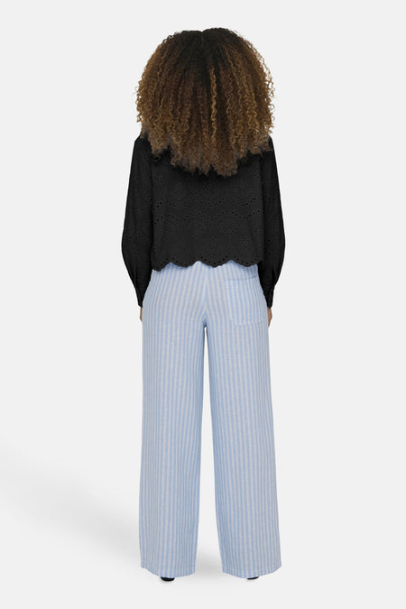 Zwarte blouse met lange mouwen van ONLY®, met geborduurde details en geschulpte zoom, achterzijde.