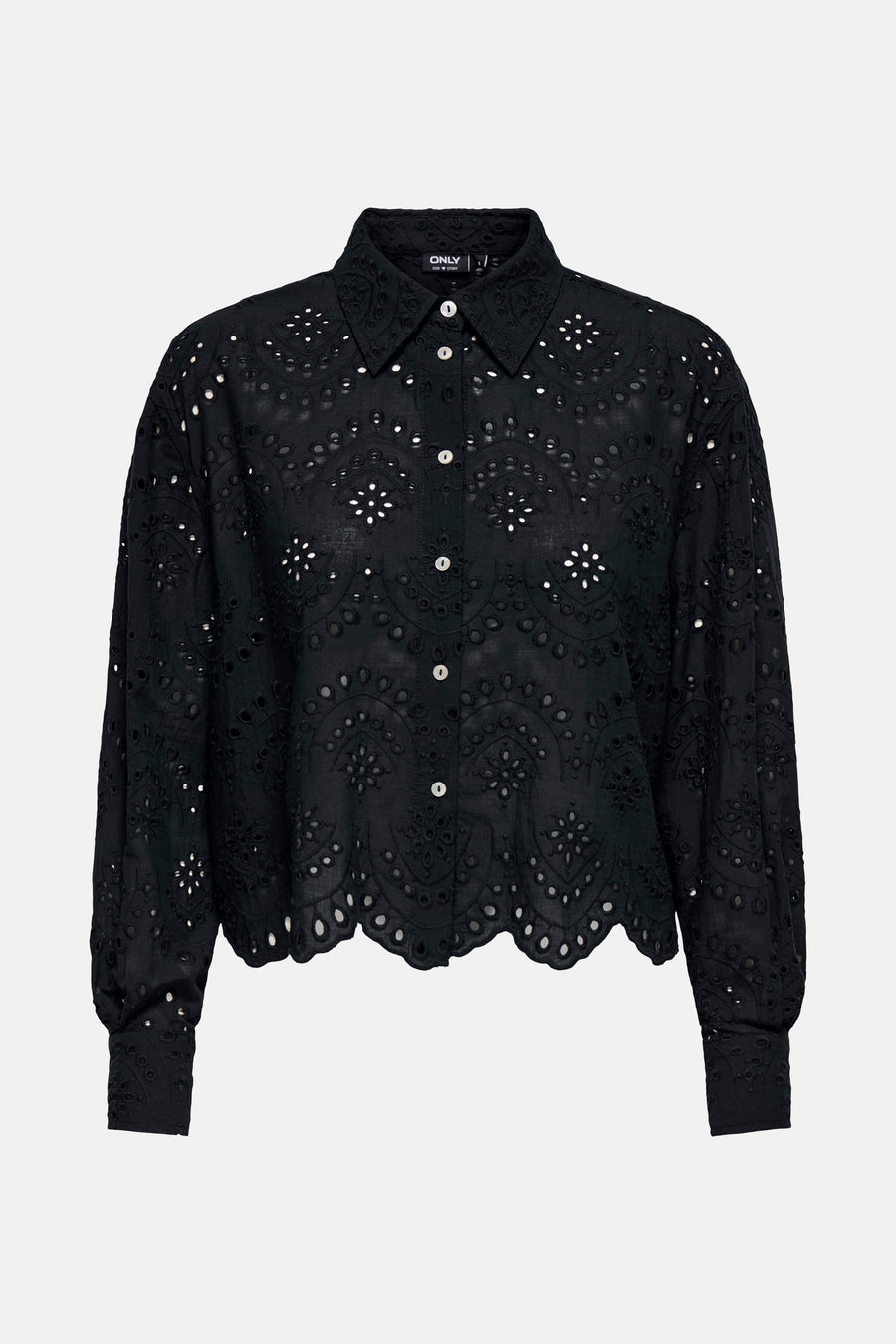Chemise noire à manches longues par ONLY, ornée de broderie anglaise à motifs floraux et ourlet festonné.