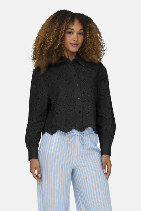 Zwarte blouse met lange mouwen van ONLY, met uitgesneden details en een blauw-wit gestreepte broek.