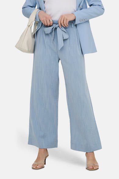 7/8 chino blauw van ONLY, gedragen met een bijpassende blazer en handtas