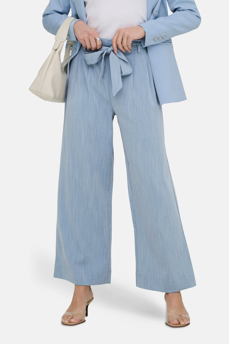 7/8 chino blauw van ONLY, gedragen met een bijpassende blazer en handtas