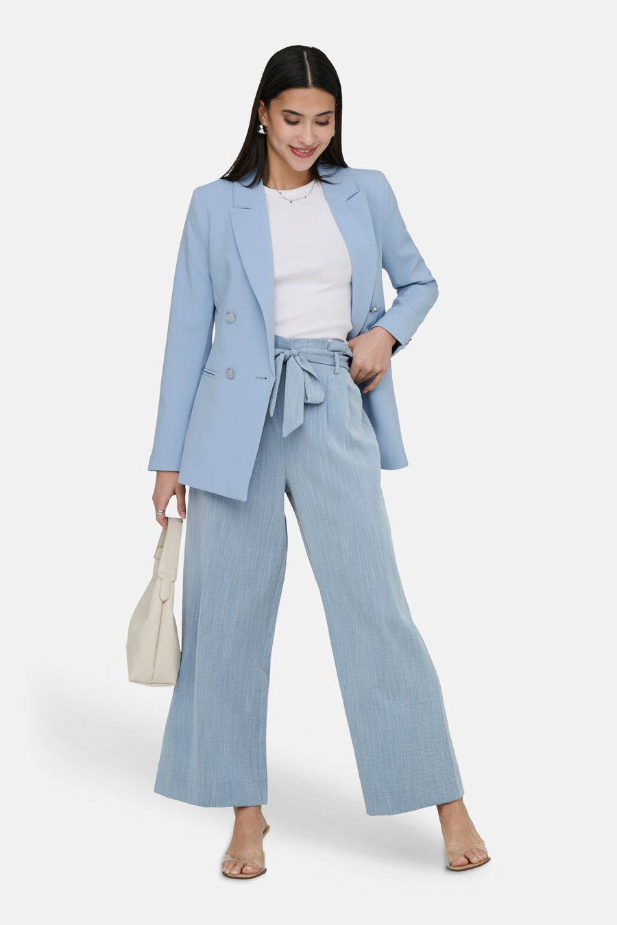 Chino 7/8 bleu de ONLY, porté avec un blazer et un sac à main assortis
