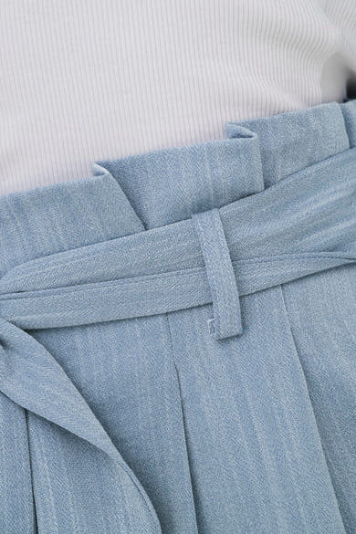 ONLY® lichtblauwe 7/8 chino met bijpassende riem, chevronpatroon en een relaxte pasvorm.