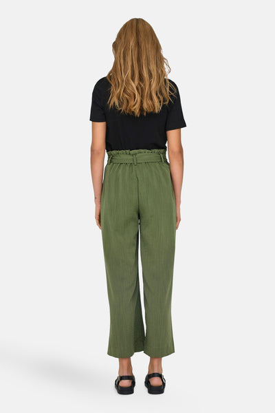 Pantalon chino 7/8 vert de ONLY®, porté avec un t-shirt noir uni et des sandales.