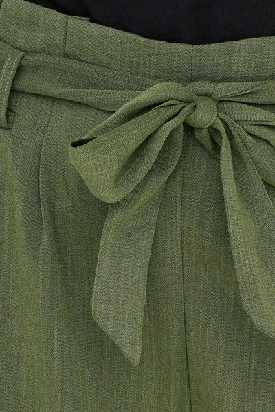 Chino 7/8 vert de ONLY®, avec ceinture nouée et détails plissés.
