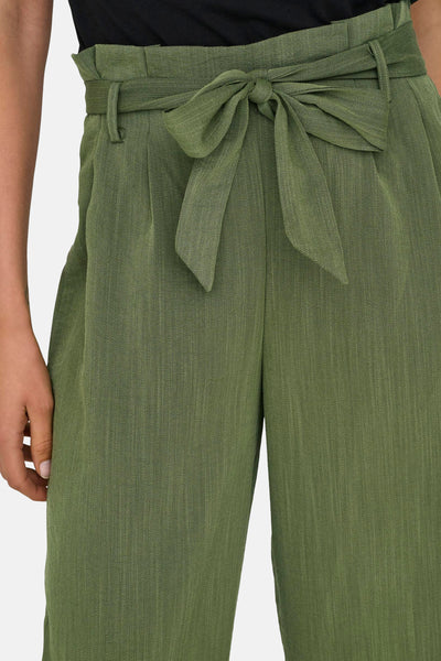 Pantalon chino 7/8 vert de ONLY, avec une ceinture à nouer et une texture subtile.
