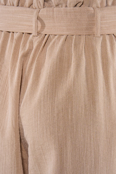 Beige chino broek van ONLY® met geplooide paperbag-taille, bijpassende stoffen riem en fijn gestreepte stof.