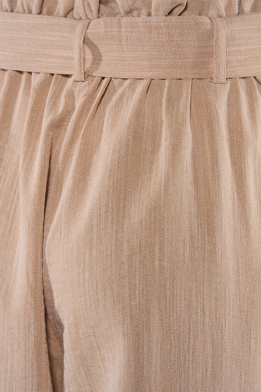 Beige chino broek van ONLY® met geplooide paperbag-taille, bijpassende stoffen riem en fijn gestreepte stof.