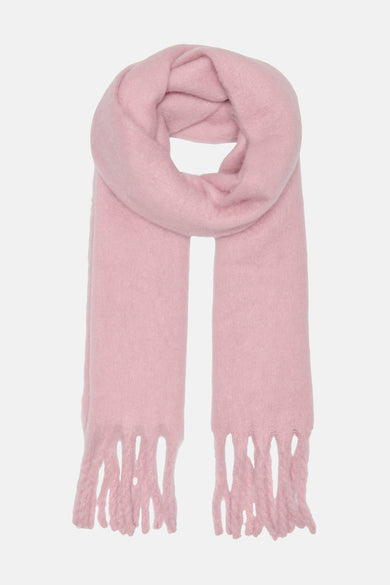 Écharpe rose de ONLY® avec des franges texturées en bas sur un fond uni.
