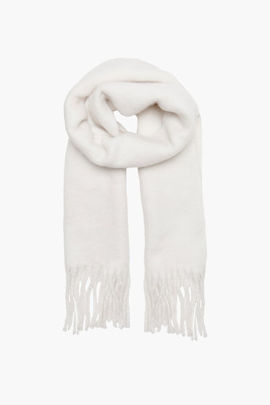 Écharpe écru en maille douce de ONLY, avec franges décoratives aux extrémités.