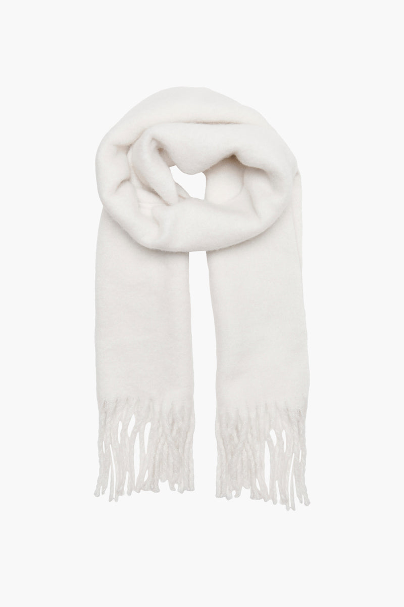 Écharpe écru en maille douce de ONLY, avec franges décoratives aux extrémités.