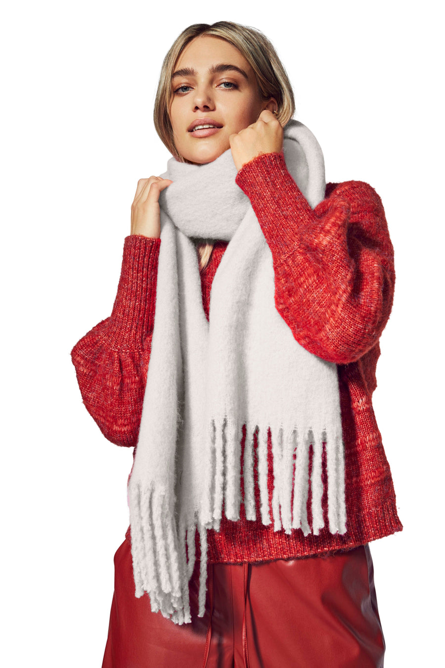 Écharpe écru de ONLY, avec des franges, portée avec un pull rouge texturé et un pantalon rouge en cuir.
