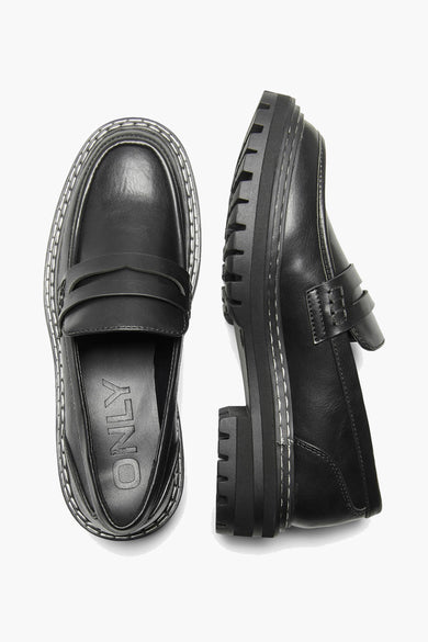 Chaussures plates noires de ONLY, avec semelles épaisses crantées et coutures contrastantes.