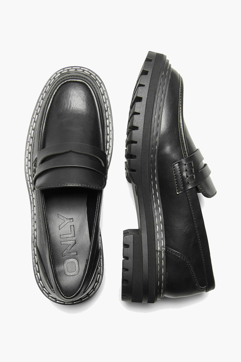 Chaussures plates noires de ONLY, avec semelles épaisses crantées et coutures contrastantes.