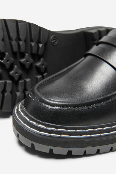Chaussures plates noires de ONLY, avec semelle crantée et détails de couture contrastés.