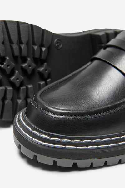 Chaussures plates noires de ONLY, avec semelle crantée et détails de couture contrastés.