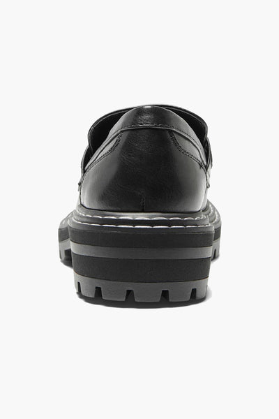 Chaussures plates noir de ONLY, vue arrière, avec semelle épaisse crantée et surpiqûres contrastantes.