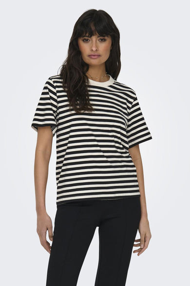 T-shirt à rayures noir et blanc de ONLY, porté avec un pantalon noir.
