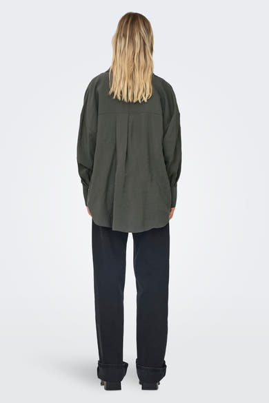 Chemisier gris à manches longues de ONLY, porté avec un pantalon noir et des chaussures à talons, vue de dos.
