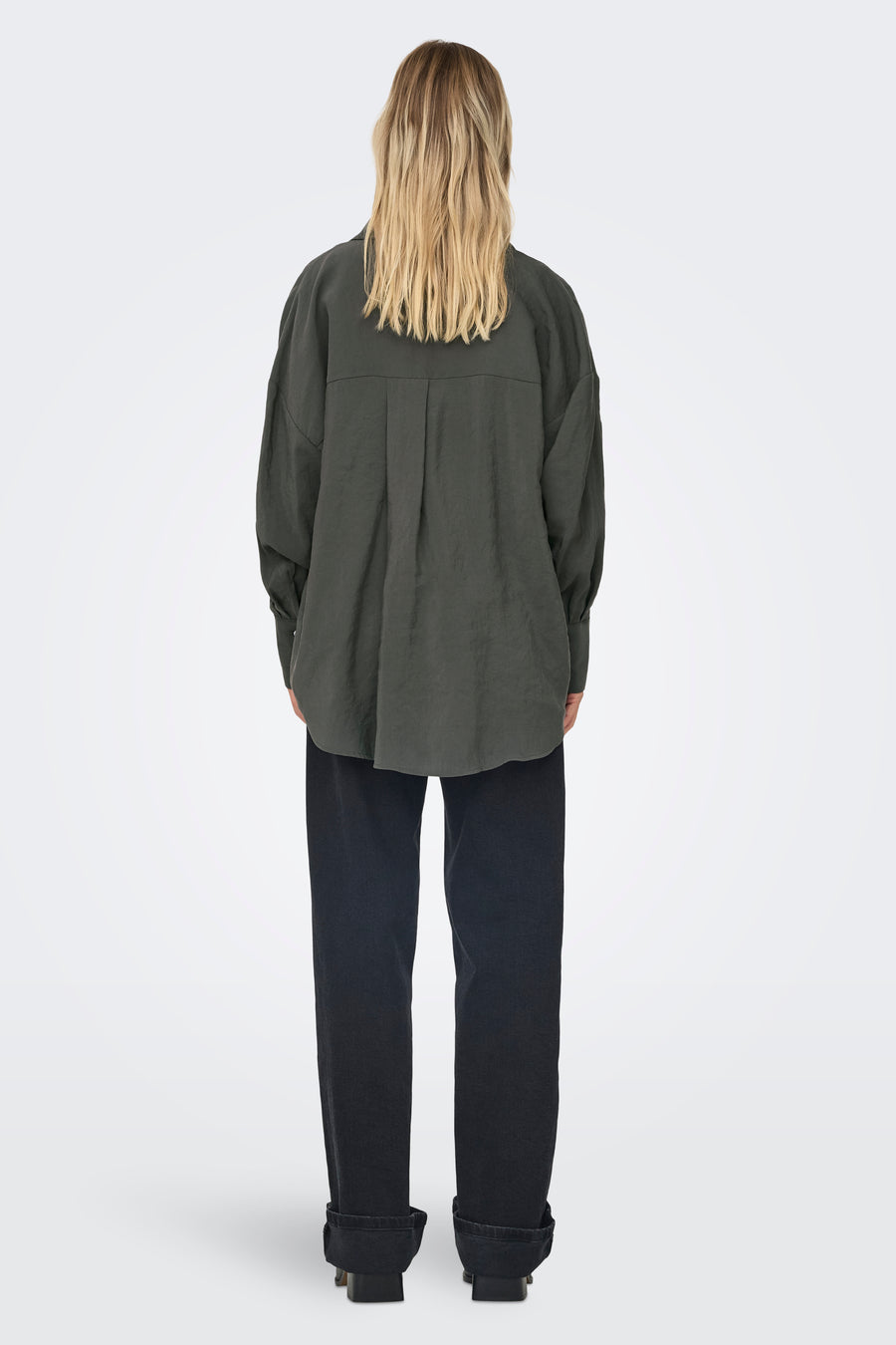 Chemisier gris à manches longues de ONLY, porté avec un pantalon noir et des chaussures à talons, vue de dos.
