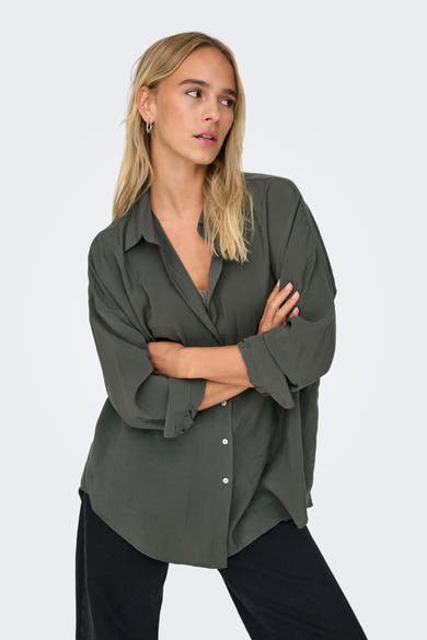 Chemise à manches longues grise van ONLY, avec des manches amples et des boutons blancs.