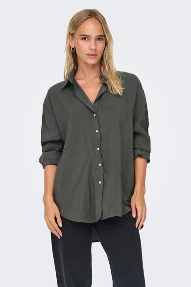 Chemise à manches longues grise de ONLY®, avec des boutons blancs et des manches retroussées.