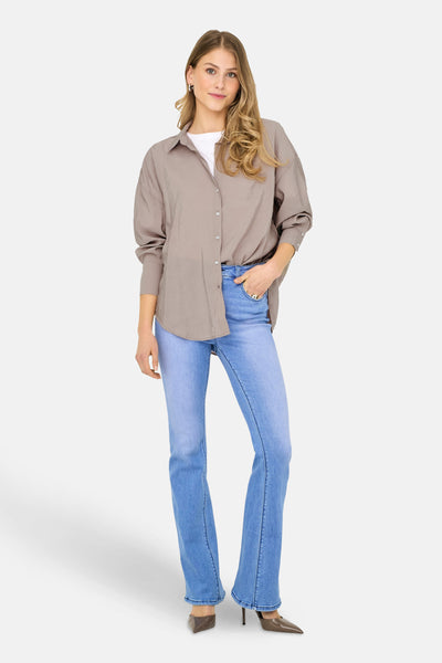 Beige lange mouw chemise van ONLY, met een diepe plooi in het midden van de rug.