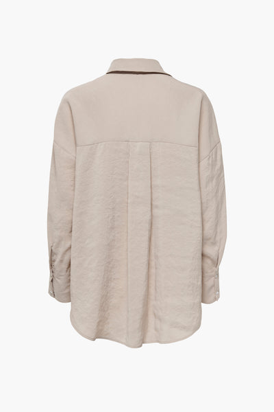Chemise beige à manches longues de ONLY, avec un pli creux au milieu du dos.