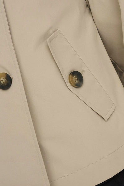 Veste courte beige par ONLY, avec poche à rabat boutonnée et détails de confection.