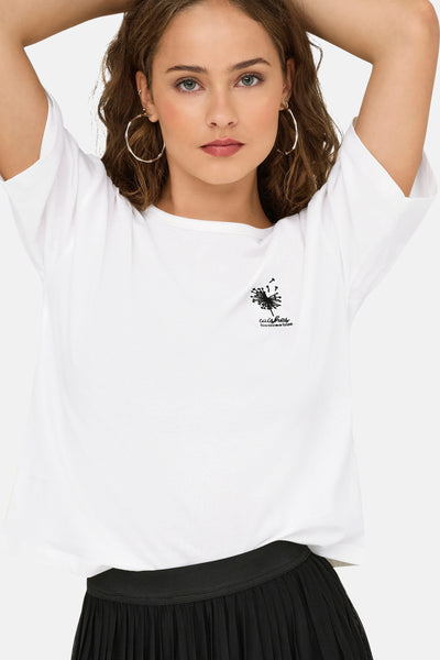 T-shirt blanc à manches courtes de JDY avec un motif de pissenlit noir et une jupe noire plissée.