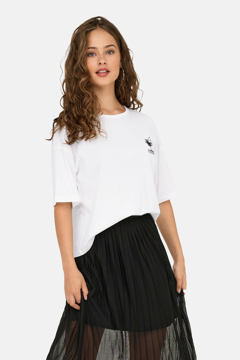 Wit T-shirt met korte mouwen van JDY met opdruk, gedragen met een zwarte plooirok.