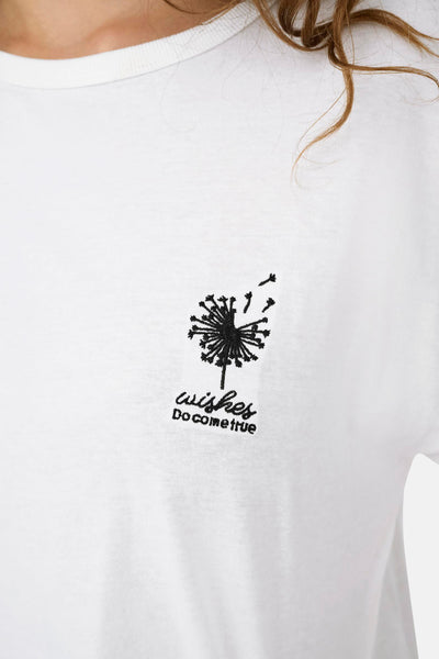T-shirt blanc à manches courtes de JDY, orné d'un motif brodé de pissenlit avec l'inscription « wishes do come true ».