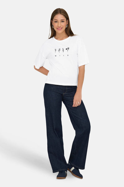 Wit T-shirt met korte mouwen van JDY, versierd met een bloemenpatroon en het woord "WILD".