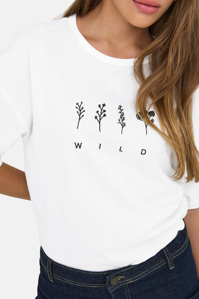T-shirt blanc à manches courtes de JDY, orné d'un motif floral noir et du mot "WILD".