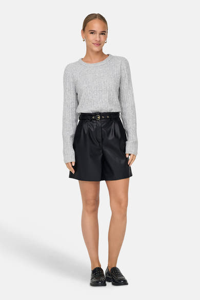 Korte zwarte short van ONLY, gedragen met een riem en een grijze trui.