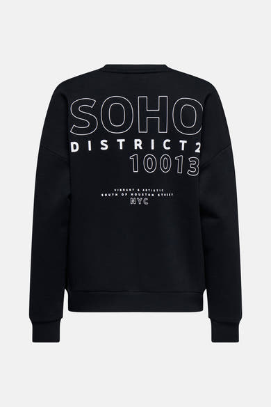 Sweat-shirt col rond bleu de ONLY, avec imprimé texte blanc au dos représentant un quartier de New York.
