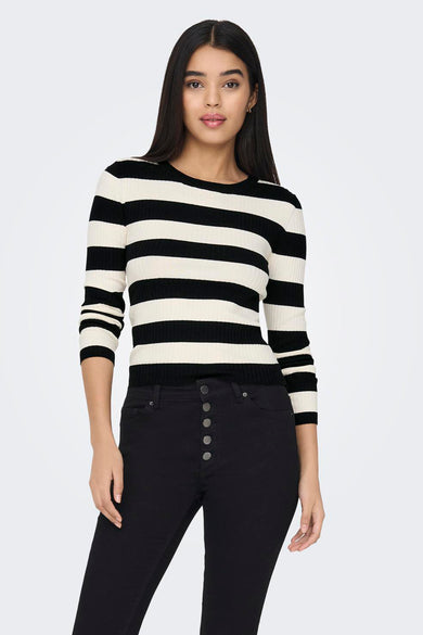 Pull noir à rayures horizontales de JDY, porté avec un pantalon noir à boutons.
