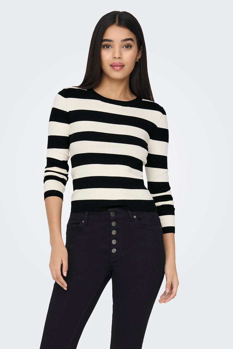 Pull noir à rayures horizontales de JDY, porté avec un pantalon noir à boutons.
